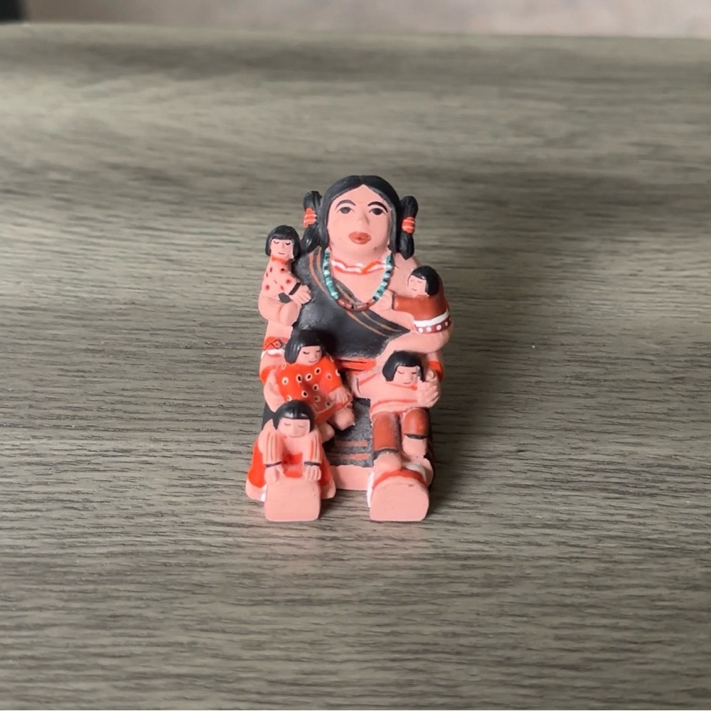 Pueblo Pottery Storyteller 2" Tall Figurine With 5 Children